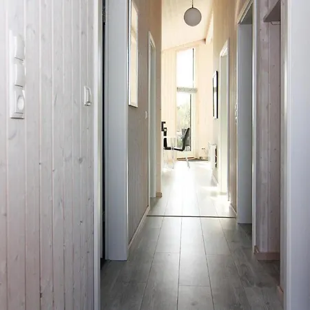 Holiday House, Σπίτι διακοπών *